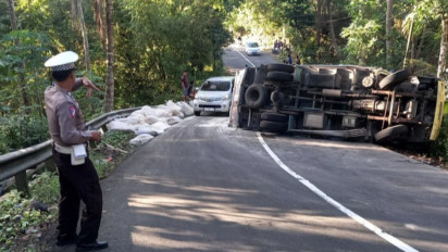 Tak Kuat Menanjak, Truk Muatan Tepung Terigu Terguling di Pacitan