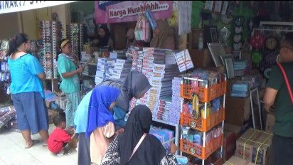 Lebih Murah, Pedagang Alat Tulis di Pasar Tuban Diserbu Pembeli