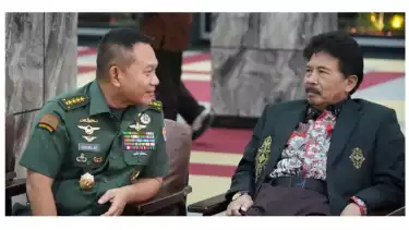 Kepala Badan Pembinaan Ideologi Pancasila, Prof. Drs. K.H. Yudian Wahyudi, M.A., Ph.D. membantu menyerahkan penghargaan kepada pemenang KASAD Awards 2023 kategori Keberagaman dan Toleransi di Jakarta, Senin, (10/07/23).