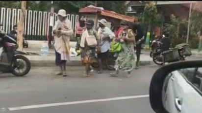 Viral! Video Rombongan Pengemis di Madiun, Diduga Diantar Jemput Naik Mobil