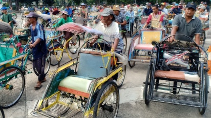 Ratusan Tukang Becak Serbu GOR Tri Dharma Gresik sambil Bawa Becaknya, Ada Apa?