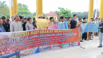 Demo Ratusan Warga Desa Pasar Latong dan Mahasiswa di Kejari Padang Lawas: Tuntutan Pemeriksaan Kades Terkait Kasus Korupsi
