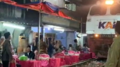 Viral Pernikahan di Bantaran Rel Surabaya, Mempelai Pria: Itu Lumrah di Sini