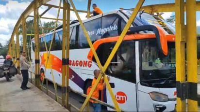 Terobos Jalur, Bus Bagong Tersangkut Jembatan di Trenggalek                                                      ..