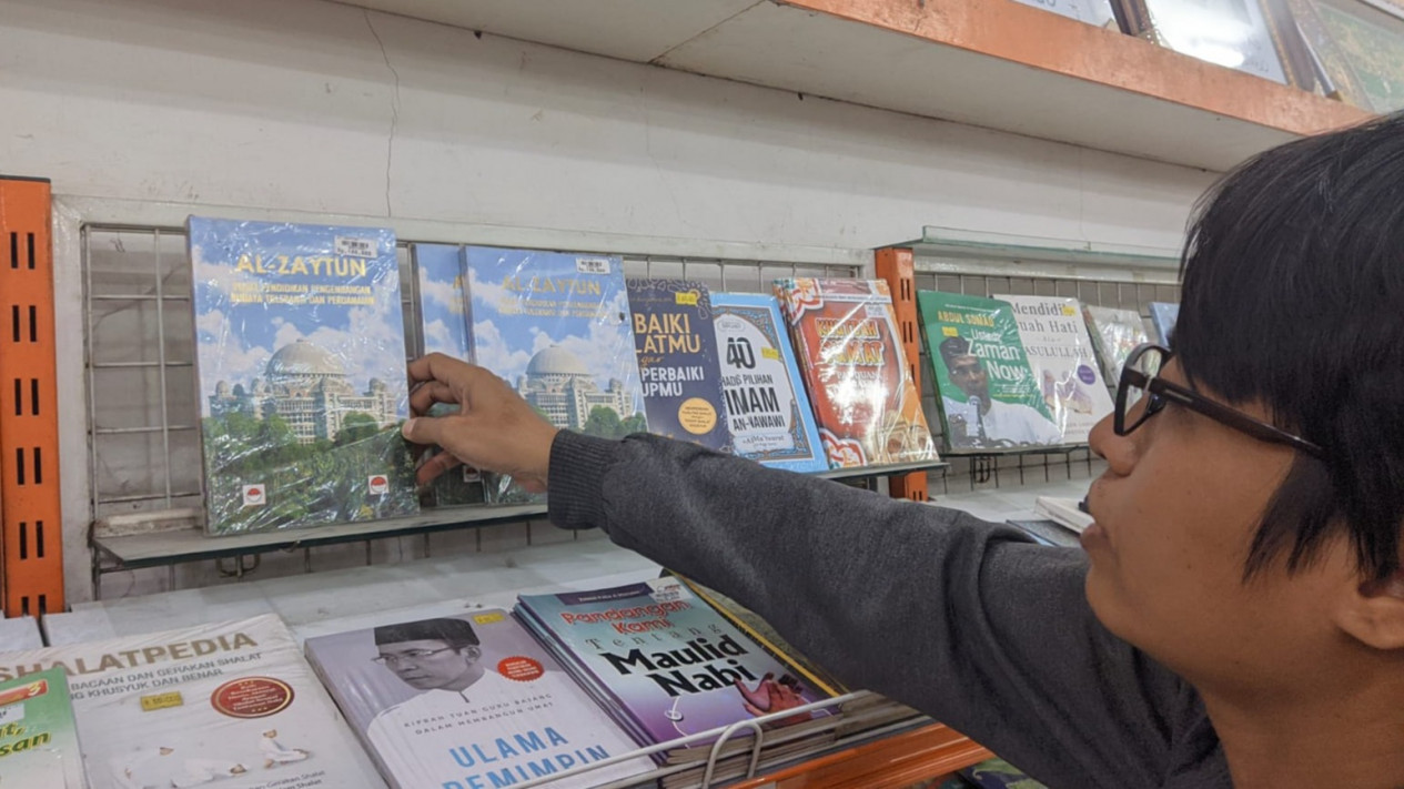 Viral! Buku Ponpes Al Zaytun Pimpinan Panji Gumilang Beredar di Toko Buku Bojonegoro
            - galeri foto