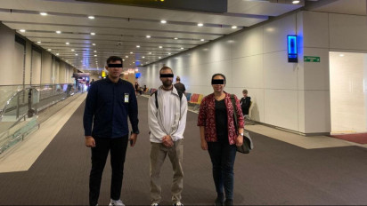 Imigrasi Bali Deportasi WNA Amerika Serikat yang Rusak Mobil Dinas Sekolah Polisi Negara