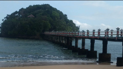 Pesan Terakhir Bayu ke Istrinya sebelum Hilang Terseret Ombak Pantai Jembatan Panjang