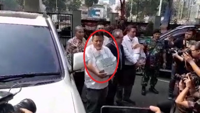 Pengacara Irwan Hermawan Bawa Gepokan Dolar ke Kejagung, Buntut Rp27 Miliar Kasus Korupsi BTS