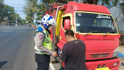 Satlantas Polres Probolinggo Kota Tilang Puluhan Truk Akibat Terobos Jalur Tengah Kota