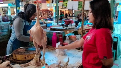 Pedagang Keluhkan Harga Ayam Potong yang Terus Meroket, Omset Harian Anjlok