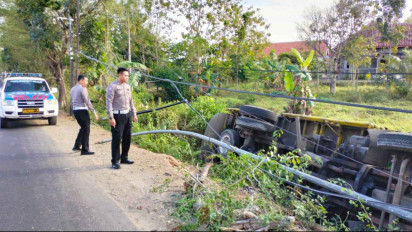 Sopir Ngantuk, Truk Fuso Bermuatan Snack di Sampang Terguling ke Lahan Kosong