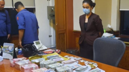 Viral Tumpukan Dolar AS, Kejaksaan Agung Geledah Kantor Don Adam di Kasus BTS Kominfo