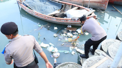 Tumpukan Sampah Ancam Biota Laut, Polisi dan Warga Gotong Royong Punguti Sampah di Pesisir Pantai Gresik