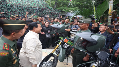 Menteri Pertahanan RI Prabowo Subianto Serahkan 1.415 Motor untuk Dukung Tugas Babinsa Jajaran Kodam XIV Hasanuddin