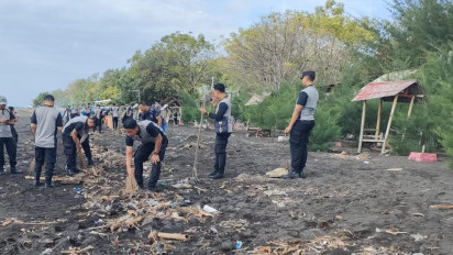 Polisi di Banyuwangi Ajak Pelajar Bersihkan Pantai