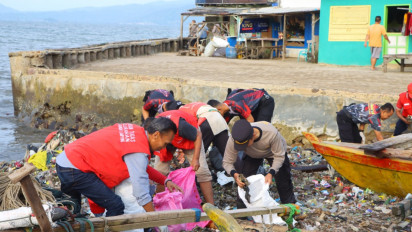 Polda Lampung Bersama Warga Bersihkan Sampah di Pantai Sukaraja
