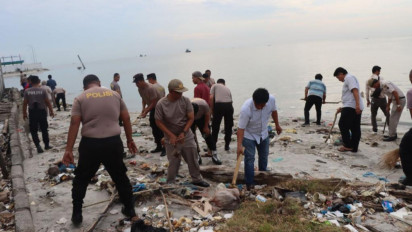 Peduli Lingkungan, Polres Pelabuhan Belawan Bersihkan Sampah Menumpuk di Pantai Belawan