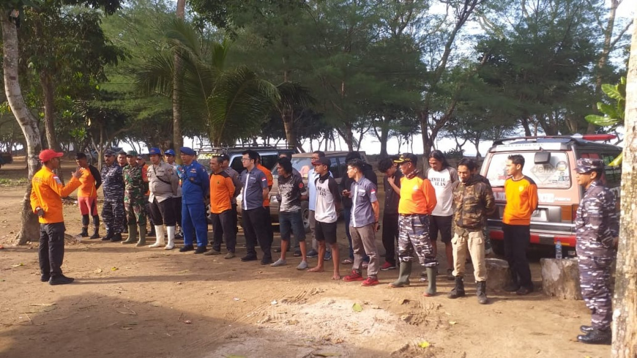 Opsar Hari Ketujuh Pencarian Dua Wisatawan Terseret Ombak di Pantai Jembatan Panjang Malang, Belum Temukan Korban
            - galeri foto