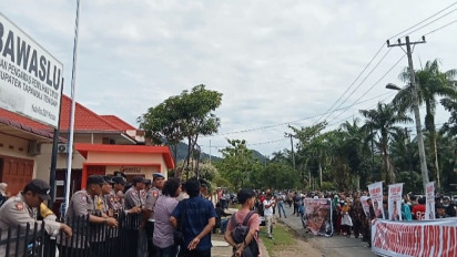 Ratusan Massa Demo Bawaslu Tuntut Pecat Komisioner KPU dan Bawaslu Tapteng, Ini Alasannya