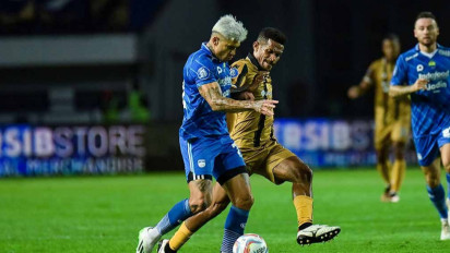 Hasil Liga 1 2023/2024: Persib Bandung Tahan Imbang Dewa United dari Tendangan Bebas Ezra Walian
