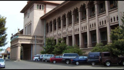 3 Mobil KPK Keluar Gedung PTPN XI Surabaya, Bawa Satu Koper Berkas, Diduga Dokumen Kasus 2017 Lalu