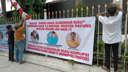 Heboh! Spanduk Gubernur Riau dan Anak Diduga Terima Suap Proyek Payung Mesjid An-Nur Pekanbaru