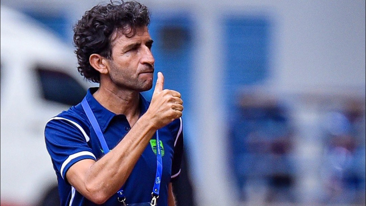 Gegara Masalah Pribadi, Luis Milla Putuskan Mundur dari Persib
            - galeri foto