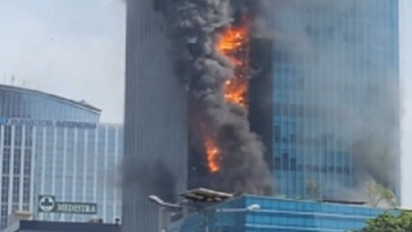 K-Link Tower Kebakaran, Asap Hitam Mengepul