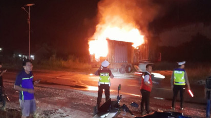 Truk Ekspedisi Paket JNE Hangus Terbakar di Exit Tol Bakauheni Utara