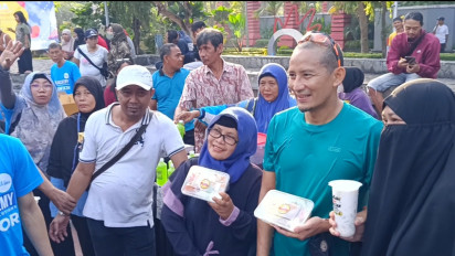 Lari Pagi di Surabaya, Sandiaga Uno Jadi Rebutan Emak-emak Pedagang UMKM