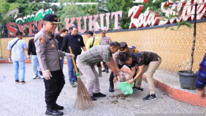 Wujudkan Polri Bersihkan Sampah Serentak, Polres Solok Kota Bersihkan Taman Syech Kukut