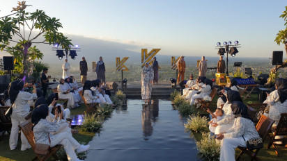 Fashion Show Outdoor Digelar di Destinasi Wisata, Penonton Dapat Menyaksikan Pemandangan Gunung Merapi dan Candi