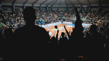 Kerinduan Bobotoh Akan Kemenangan Persib Diluapkan pada Prawira Harum Bandung, dari Yel-Yel Hingga Viking Clap Ada
