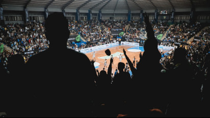 Kerinduan Bobotoh Akan Kemenangan Persib Diluapkan pada Prawira Harum Bandung, dari Yel-Yel Hingga Viking Clap Ada