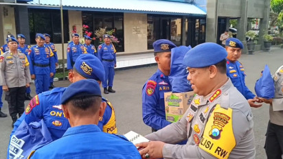 Peduli Korban Bencana, Polairud Polda Jatim Kirim Bantuan Sembako dan Obat-Obatan ke Lumajang