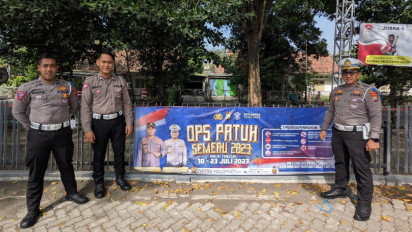 Tak Hanya Sanksi Tilang saat Operasi Semeru, Polisi di Gresik juga Pasang Himbauan Keselamatan