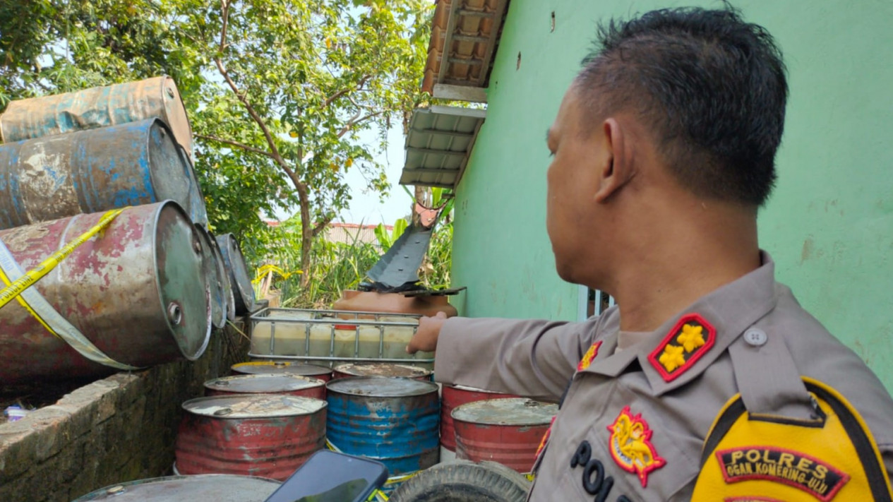 Gudang Penimbun BBM Jenis Solar Oplosan Digerebek Polres OKU
            - galeri foto