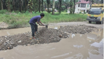 Jalinsum Rusak Parah, Warga Sosa Timur Swadaya Timbun Badan Jalan yang Rusak Parah
