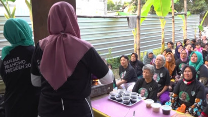 Kenalkan Sosok Ganjar, Relawan Kowarteg Latih Ibu-Ibu Bikin Brownies Lumer di Driyorejo Gresik