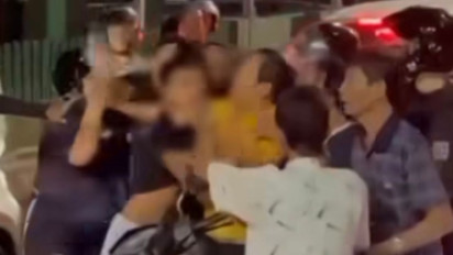 Kabur usai Tabrak Pemotor, Pengendara Mobil di Semarang Diamuk Warga