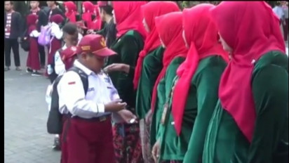 Hari Pertama Masuk Sekolah, Siswa Baru di Bangkalan Disambut oleh Guru dengan Pakaian Adat Madura