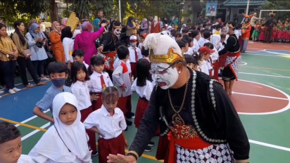 Unik, Berseragam Punakawan dan Pakaian Adat, Guru di Surabaya Sambut Siswa Didik Baru