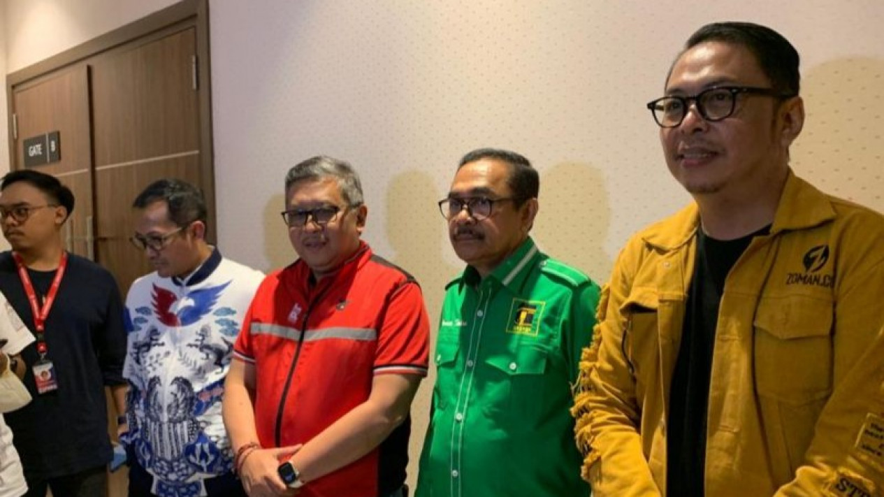 Hasto Ungkap Presiden Jokowi Tugaskan Tim 7 untuk Memenangkan Ganjar
            - galeri foto