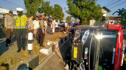 Tabrak Angkutan Desa, Bus Pariwisata Terguling Masuk Saluran Irigasi di Purbalingga