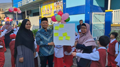 Hari Pertama Masuk Sekolah, Murid SD di Surabaya Terbangkan Balon Gas Udara Berisi Harapan dan Cita Cita