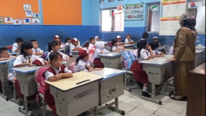 Pertama Masuk Sekolah di Palembang, Banyak Siswa Penuh Drama dari Nangis hingga Dipangku Ibunya