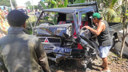 Hantam Pembatas Jalan di Jalur Benculuk Banyuwangi, Sebuah Mobil Pikap Ringsek