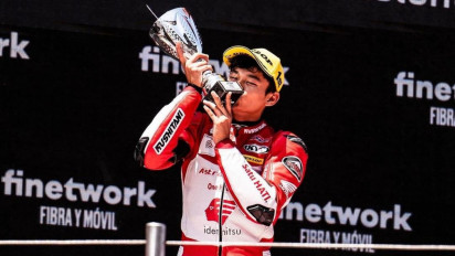 Pembalap Indonesia Fadillah Arbi Aditama Asal Purworejo  Juara 1 Race 2 FIM JuniorGP di Catalunya