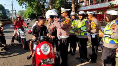 Panik Takut Ditilang, Pengendara Tanpa Helm di Pati Malah Dapat Hadiah Helm Gratis dari Polisi