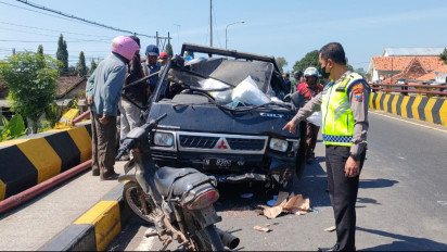 Diduga Sopir Mengantuk, Mobil Pikap Sasak Pembatas Jembatan Randu Merak Paiton hingga Ringsek